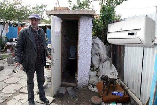 Suntem înapoiaţi! 1 din 3 români de la ţară are aerul condiţionat în fundul curţii!