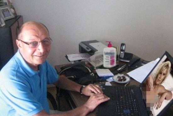 Traian Băsescu: „Spionii mi-au spart computerul şi mi-au furat mii de poze cu Udrea dezbrăcată”