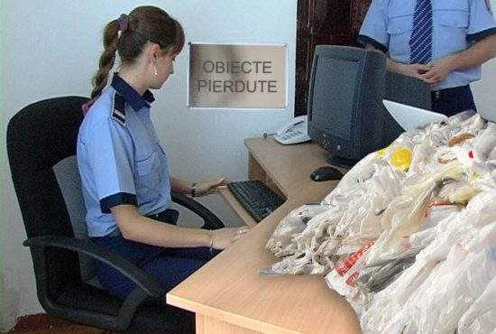 Gest nobil! Un român a găsit pe stradă o pungă cu 4000 de pungi şi a predat-o la Poliţie