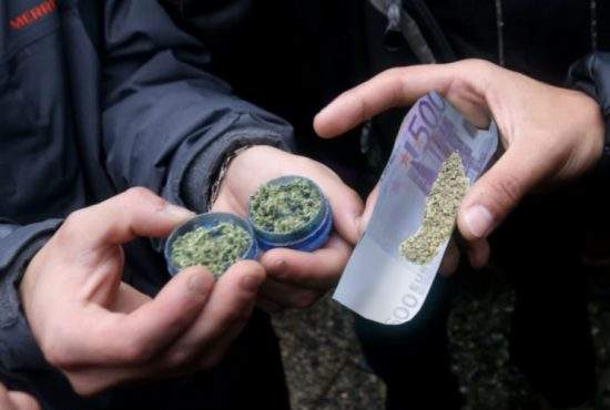 Luxemburgul legalizează marijuana! Se vor împărţi bancnote de 500 de euro pentru rulat