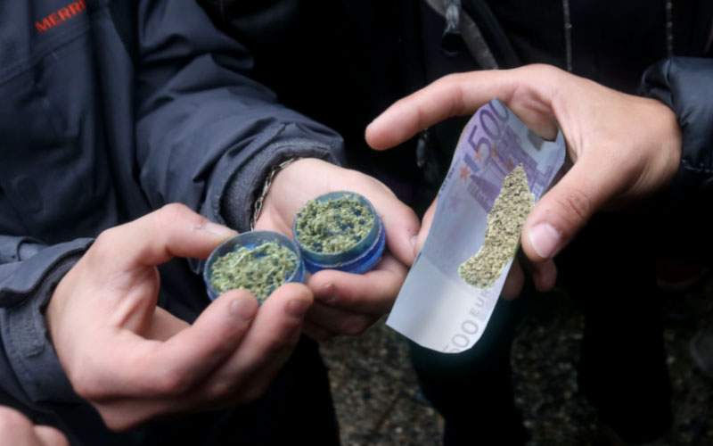 Luxemburgul legalizează marijuana! Se vor împărţi bancnote de 500 de euro pentru rulat