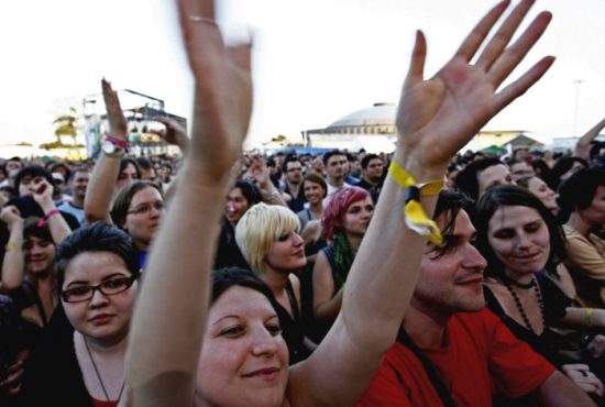 75% dintre români sunt cei mai fideli fani ai oricărei trupe va concerta la noi luna viitoare