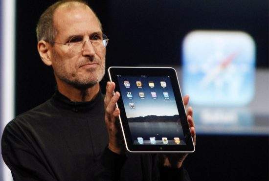 Apple a dat în judecată autorii Bibliei pentru că personajul Iisus îl parodiază pe Steve Jobs