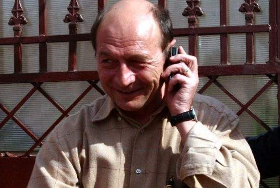 Băsescu demisionează din funcţia de preşedinte pentru că nu-i mai convine salariul