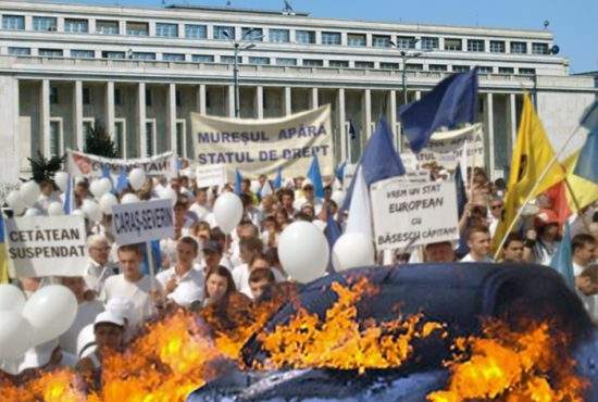 Băsiştii nu lasă pompierii să ajungă la maşina ce arde la Guvern: Nu stingeţi flacăra democraţiei!