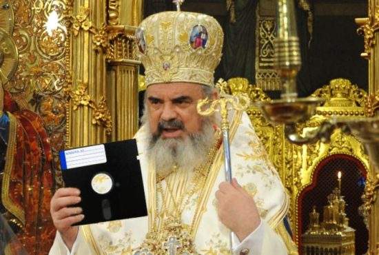 Ca să arate că Biserica ţine pasul cu tehnologia, Patriarhul Daniel şi-a făcut site pe Geocities