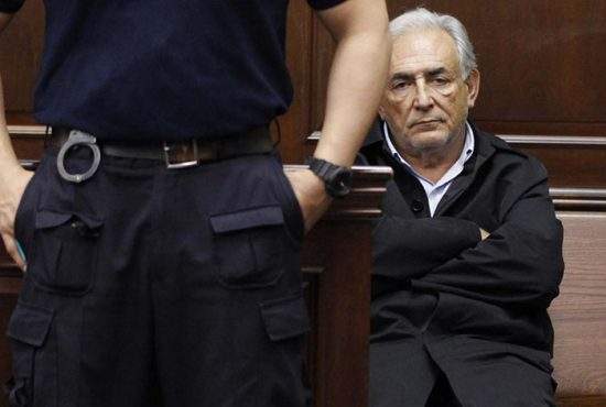 Francezii cred că Dominique Strauss-Kahn nu a fost arestat, ci s-a predat singur