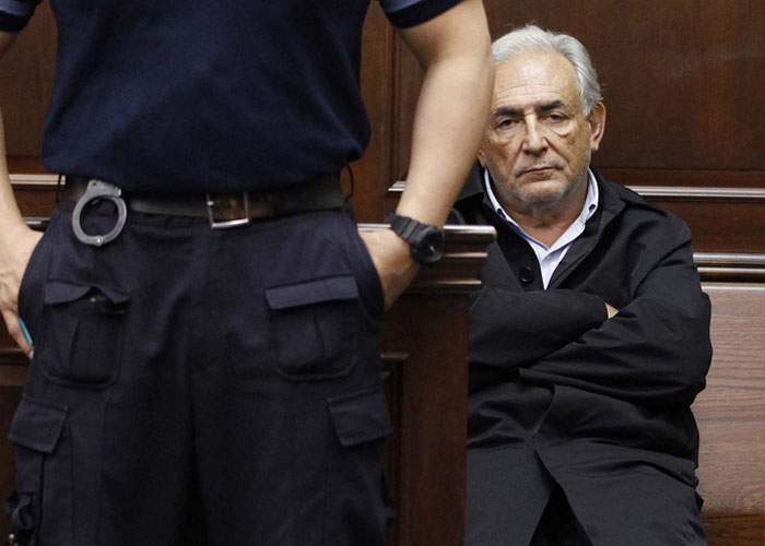Francezii cred că Dominique Strauss-Kahn nu a fost arestat, ci s-a predat singur