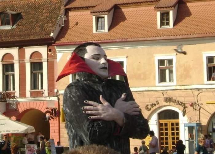 Tot mai mulţi turişti străini reclamă la poliţie că au fost muşcaţi de Dracula