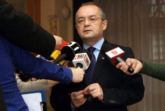Emil Boc: În 2012, bugetarii vor avea liber între Revelion şi Crăciun