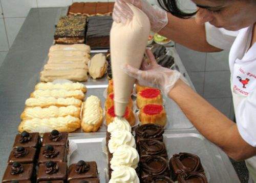 În laboratoarele unor cofetării se fac experimente pe prăjituri