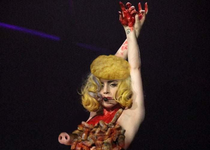 Lady Gaga va purta la Bucureşti o rochie din pomana porcului