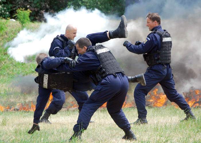 Guvernul vrea manifestaţii „All You Can Beat” pentru jandarmii cu apetit pentru violenţă