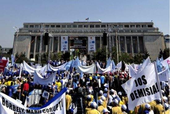 Marii corupţi s-au legat cu lanţuri de Guvern pentru a protesta împotriva demisiei lui Borbely