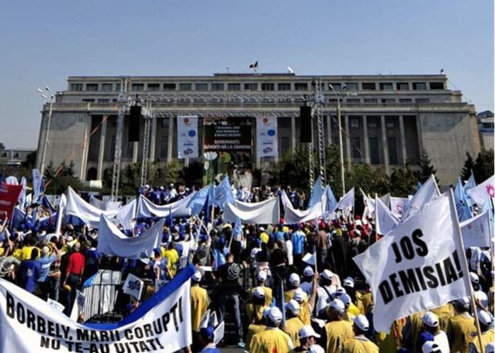 Marii corupţi s-au legat cu lanţuri de Guvern pentru a protesta împotriva demisiei lui Borbely