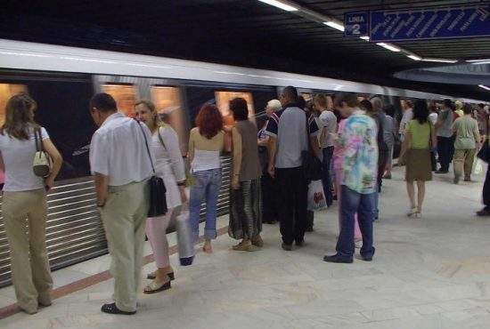 574 de oameni într-un vagon de metrou! 20 de staţii nu au aşteptat să coboare călătorii dinăuntru