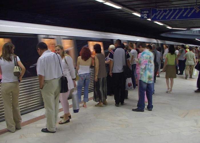 574 de oameni într-un vagon de metrou! 20 de staţii nu au aşteptat să coboare călătorii dinăuntru