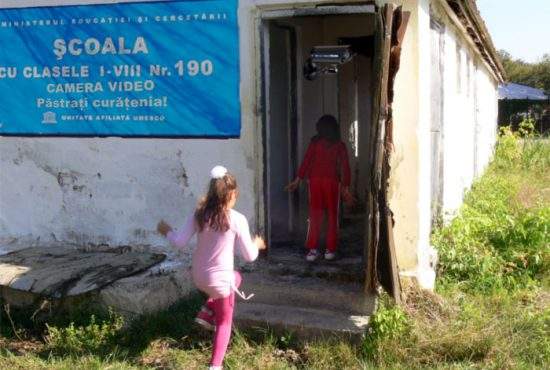 Ministerul Educaţiei va dota şcolile din mediul rural cu camere video în fundul curţii!