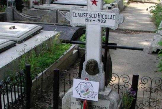 De 23 August mai mulți nostalgici PCR au cules ceapă și cartofi de pe mormîntul lui Ceaușescu