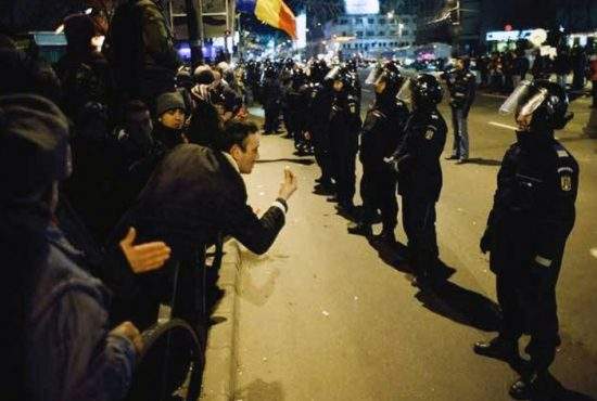 Mulţi manifestanţi fără experienţă îi întreabă pe jandarmi ce ar putea să strige la proteste