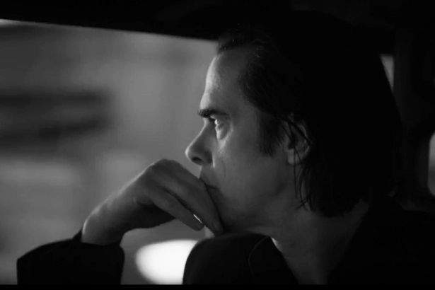 Nick Cave vine în România să-şi caute inspiraţia, fiindcă în ultima vreme n-a mai fost suficient de deprimat