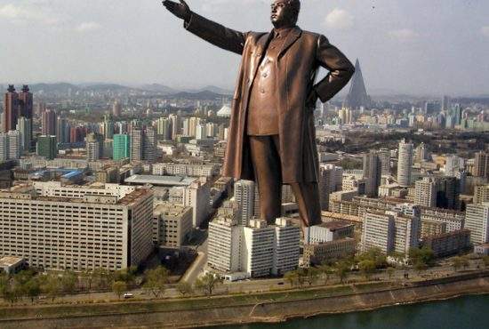 Nord-coreenii fac cea mai mare statuie gigantică în mărime naturală a lui Kim Jong-Il!