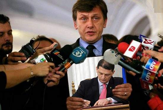 Opoziţia contestă la CCR validarea guvernului fiindcă un ministru avea o cravată foarte gay