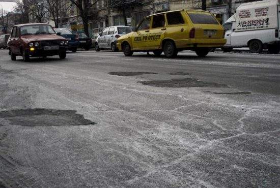 Oprescu, supărat că gheaţa de pe străzile Capitalei e plină de gropi şi denivelări!