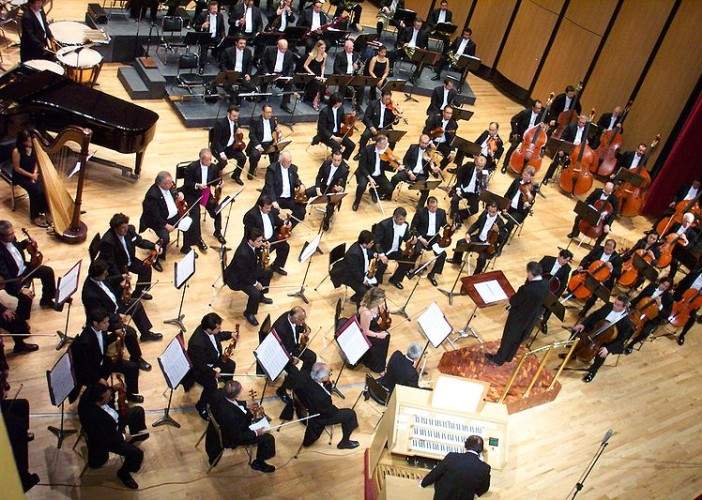 Studiu: Orchestra a fost inventată de cocalarii medievali care voiau muzică cu de toate