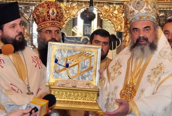 Patriarhia le-a adus credincioşilor din România o aşchie din săniuţa lui Iisus