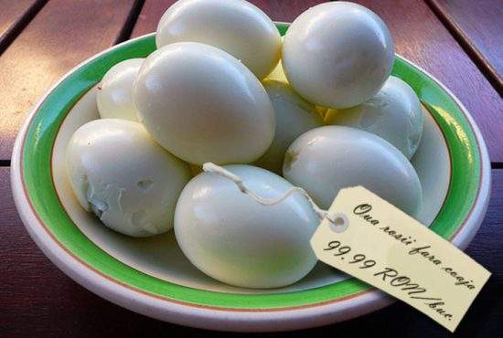 Românii cu bani au cumpărat pentru Paşti ouă roşii deja decojite!
