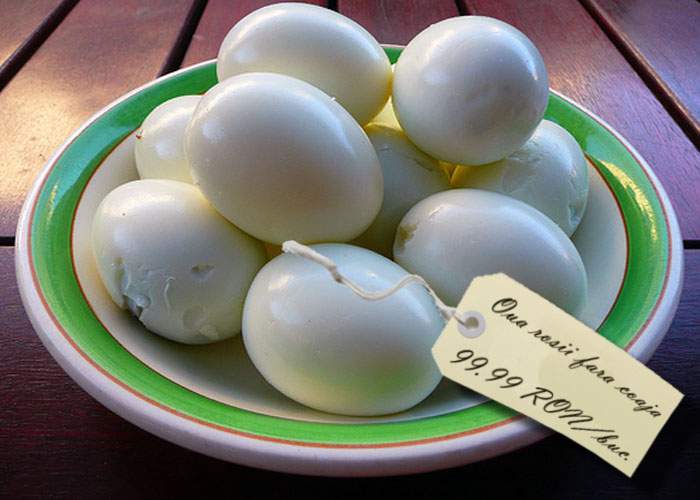 Românii cu bani au cumpărat pentru Paşti ouă roşii deja decojite!