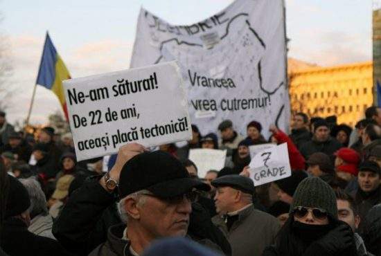Românii ies în stradă pentru a protesta că ieri n-au primit mult-aşteptatul cutremur devastator!