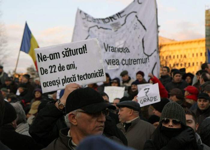 Românii ies în stradă pentru a protesta că ieri n-au primit mult-aşteptatul cutremur devastator!