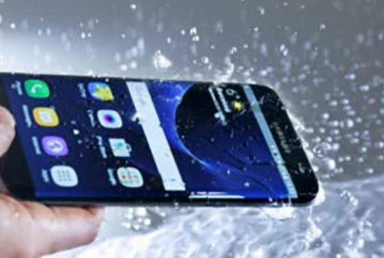 Samsung lansează Galaxy Note 8, care simte când îți ia foc Note 7 și îl stropește cu apă