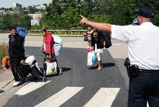 Ţigani români, obligaţi să muncească în Franţa după ce au fost păcăliţi că merg la cerşit!