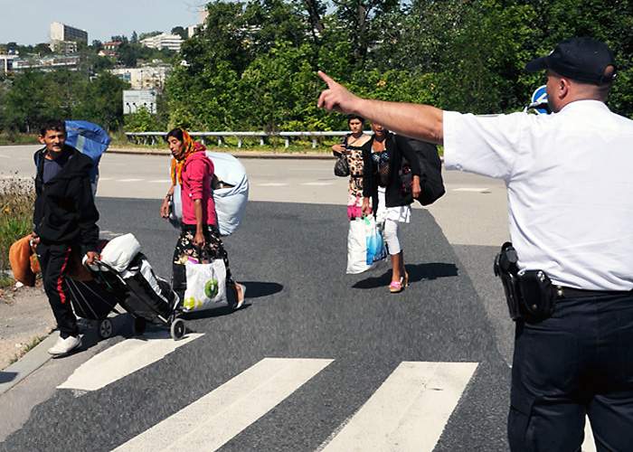 Ţigani români, obligaţi să muncească în Franţa după ce au fost păcăliţi că merg la cerşit!