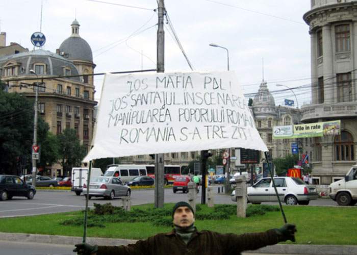 Un protestatar uitat în Piaţa Universităţii a aflat abia azi că a picat guvernul Boc