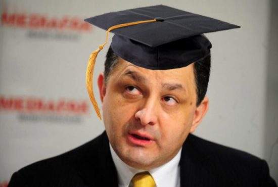 Vanghelie cere secţii speciale pentru analfabeţi în universităţi, cu predare în limbajul semnelor