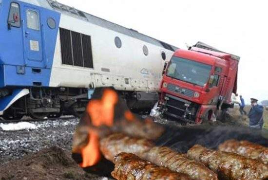 Accident sau semn divin?  Un tren cu cărbuni s-a ciocnit cu un tir plin cu caserole de mici