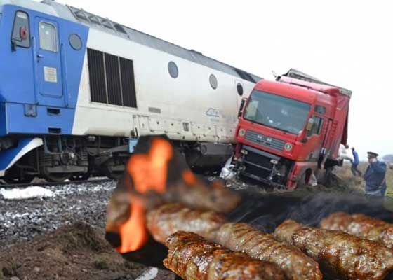 Accident sau semn divin?  Un tren cu cărbuni s-a ciocnit cu un tir plin cu caserole de mici