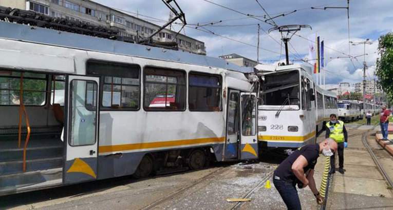 Tramvaie ciocnite în Capitală. Bărbaţii care le împingeau au fugit de la locul accidentului