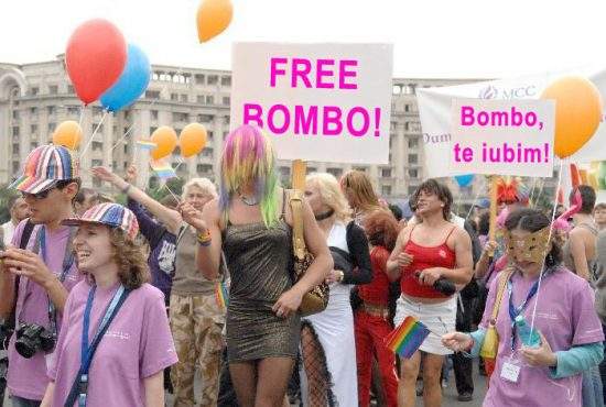 Participanţii la GayFest cer eliberarea lui Năstase! Au afişat pancarte cu „Free Bombo”