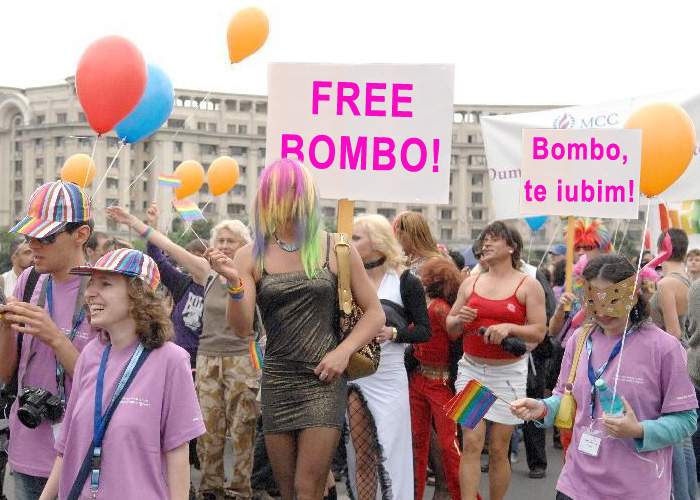 Participanţii la GayFest cer eliberarea lui Năstase! Au afişat pancarte cu „Free Bombo”