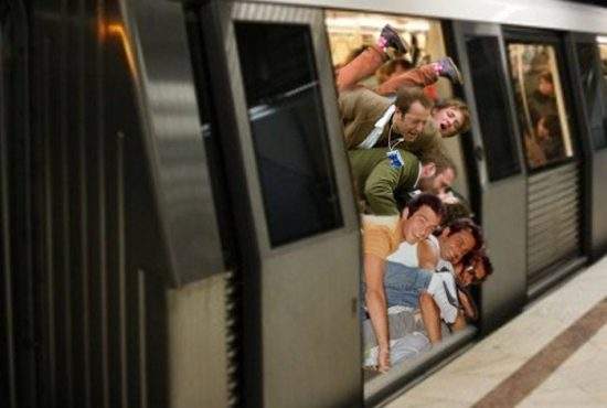 Soluție pentru înghesuiala la metrou! Un corporatist propune ca oamenii să fie băgați pe orizontală, să încapă mai mulți