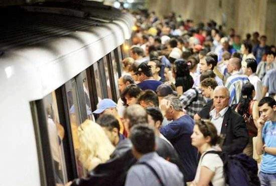 Metroul de la Unirii e blocat! Mii de corporatiști se îmbulzesc să recupereze un badge căzut pe jos