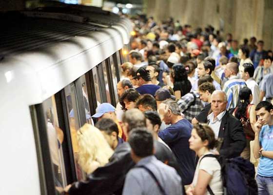 Metroul de la Unirii e blocat! Mii de corporatiști se îmbulzesc să recupereze un badge căzut pe jos