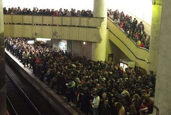 Explicația aglomerației de la metrou! Cineva a anunțat că de la Victoriei pleacă metrou spre Drumul Taberei
