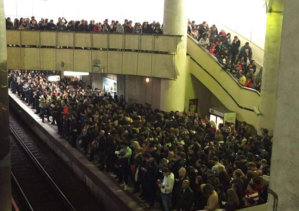 Explicația aglomerației de la metrou! Cineva a anunțat că de la Victoriei pleacă metrou spre Drumul Taberei