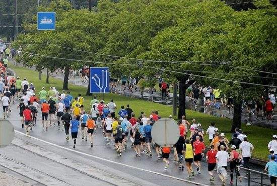Azi e ziua aia, în care Facebook-ul se umple cu poze de maraton. 10 mesaje de transmis alergătorilor